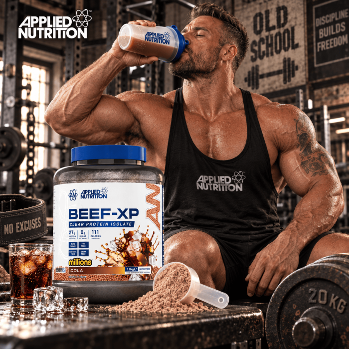 Bodybuilder boit une Beef XP / Clear Protein - Applied Nutrition