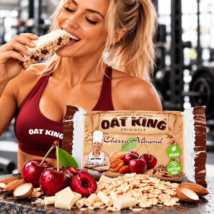 une femme mange Oat King Energy Barre Avoine - LSPn