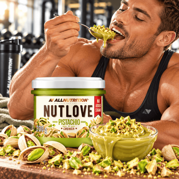 un homme fitness mange nutlove pistache