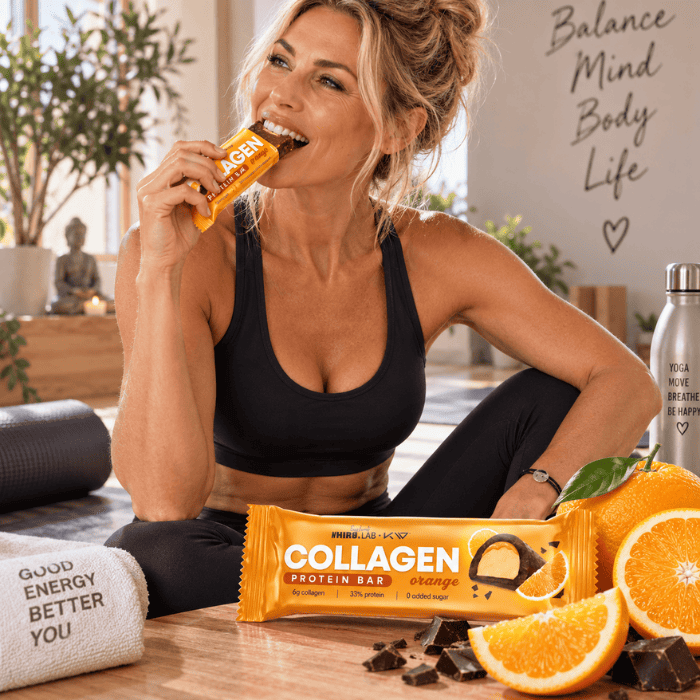 une femme mange la barre collagen protein bar hirolab